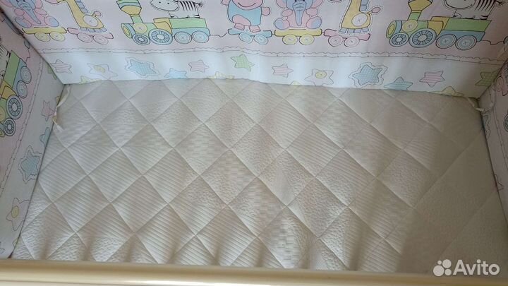 Детская кроватка с маятником и ящиком