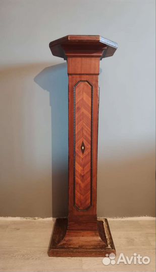 Старинная колонна