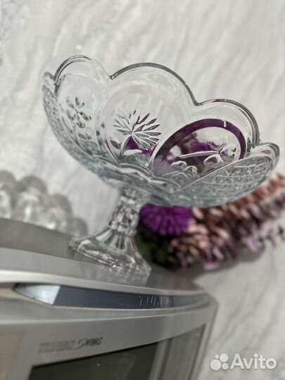 Ваза для фруктов на ножке объемная