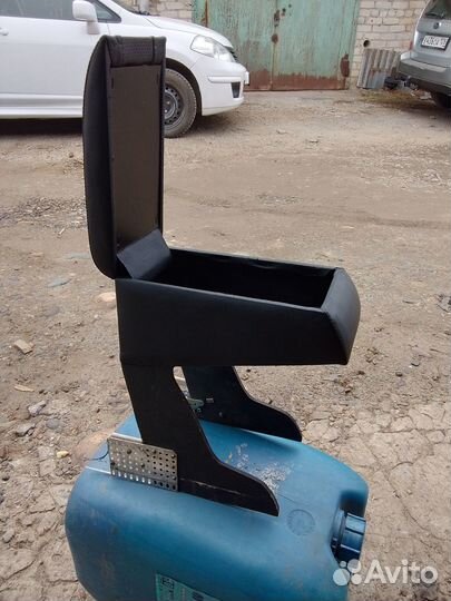 Nissan tiida подлокотник