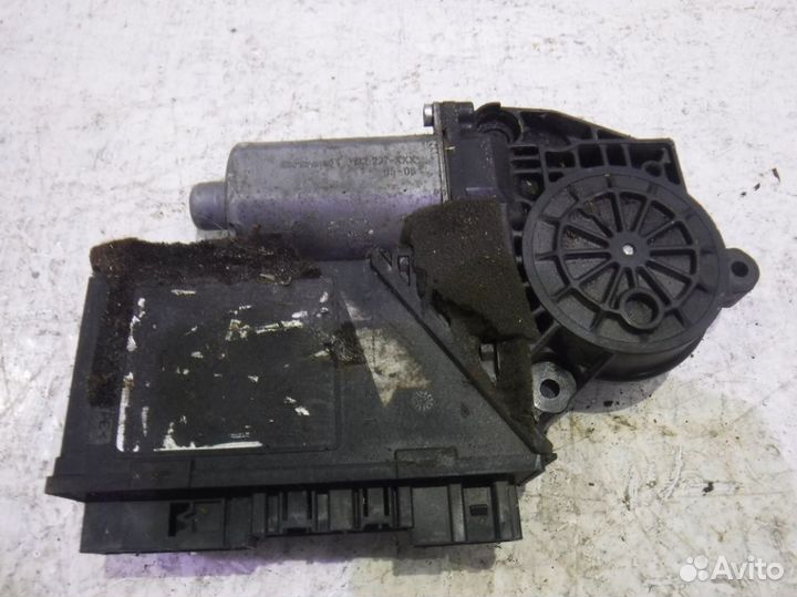 Моторчик переднего правого стеклоподъемника 955624