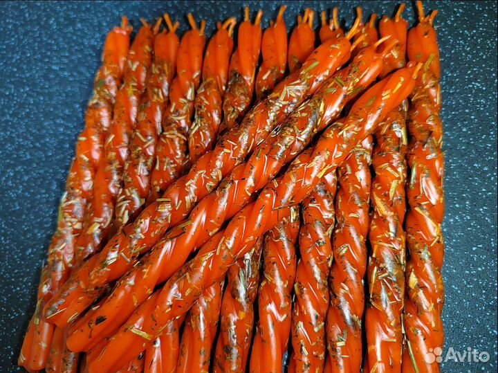 Оранжевая свеча скрутка 