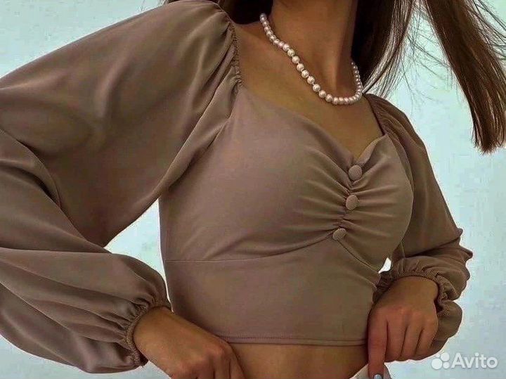 Блуза с квадратным вырезом