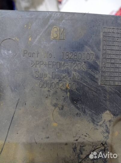 Пыльник двигателя левый Opel Astra J 2010