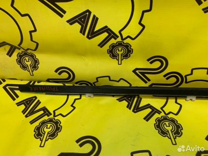 Молдинг стекла (на дверь) задний правый Nissan