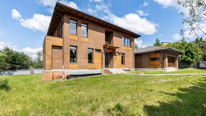 Дом 793 м² на участке 29,6 сот.