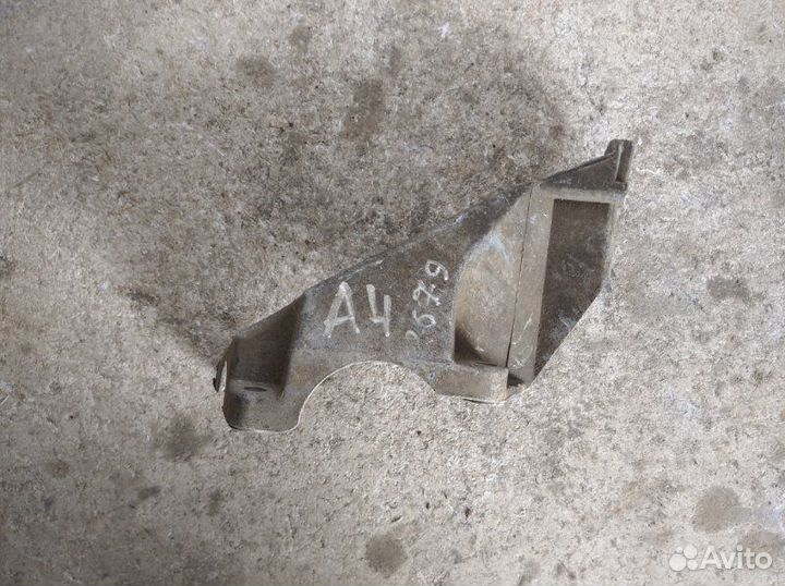 Кронштейн двигателя левый Audi A4 B7 2005-2007