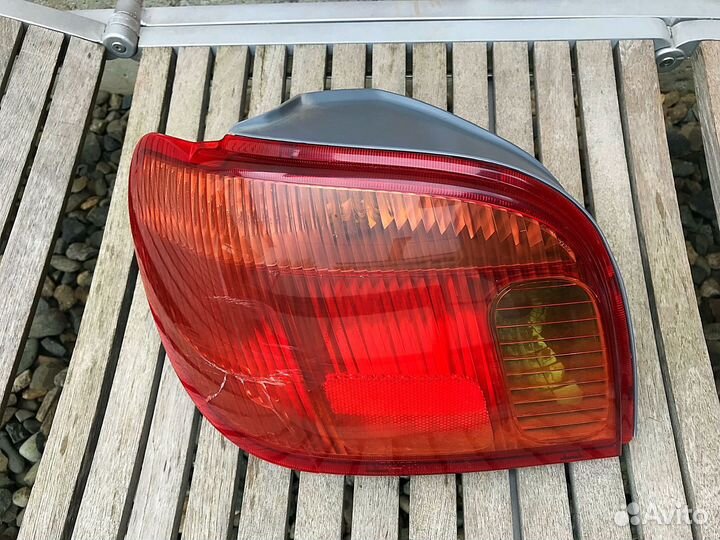 Задний левый фонарь Toyota Vitz