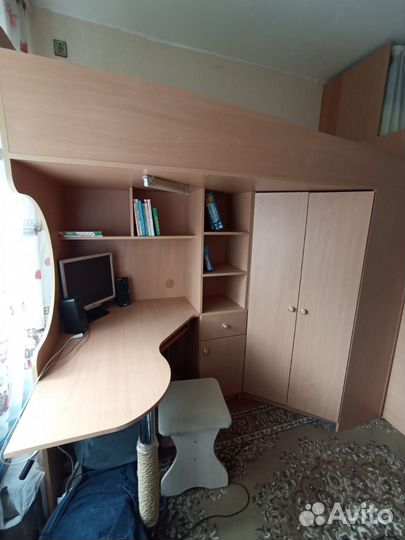 Двухъярусная кровать со столом и шкафом