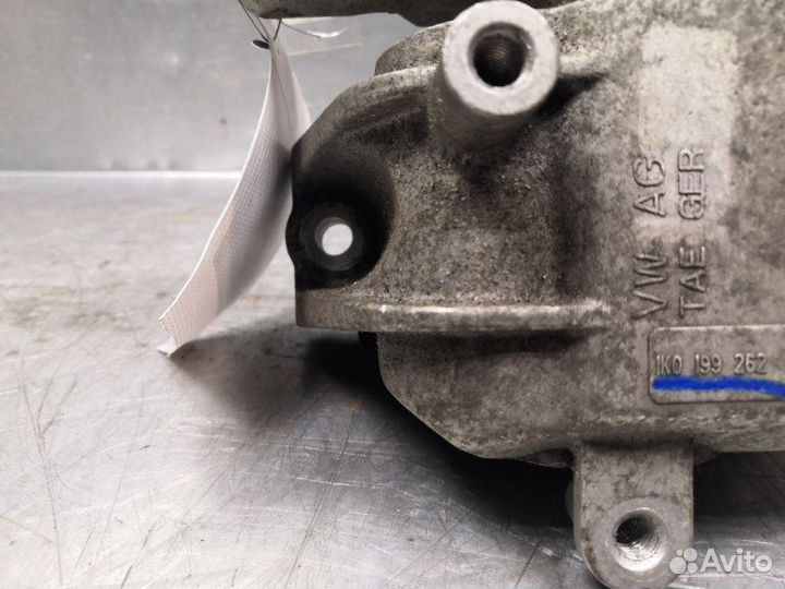 Опора двигателя правая Volkswagen Passat B6