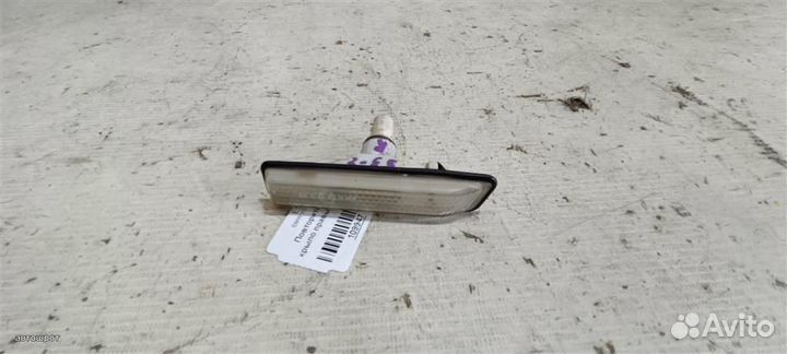 Повторитель на крыло правый белый BMW Х5 Е53 03-0