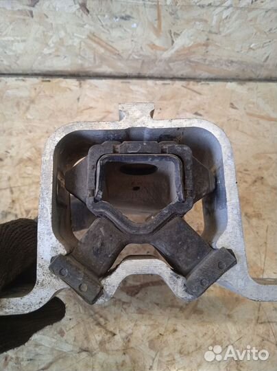 Опора двигателя правая Renault Logan