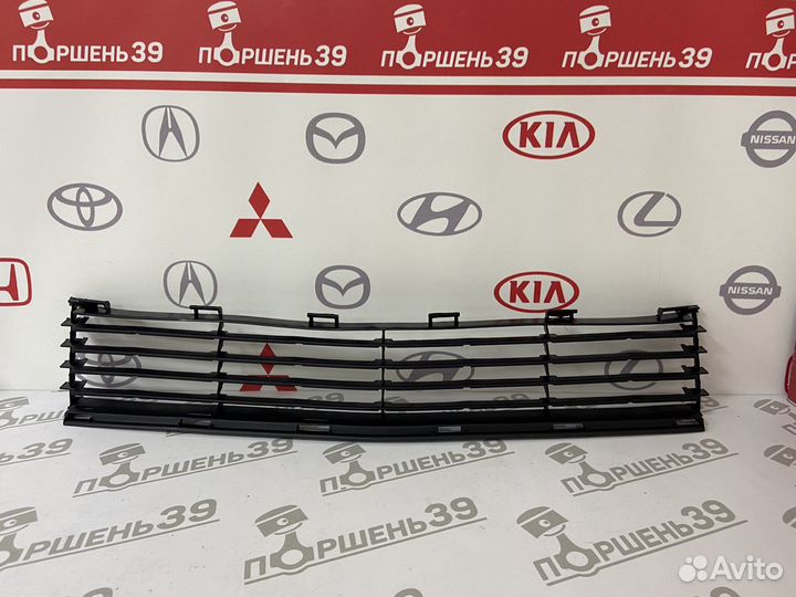 Решотка Бампер средняя Тойота Приус NHW 20