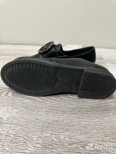 Туфли для девочки 33,35 новые