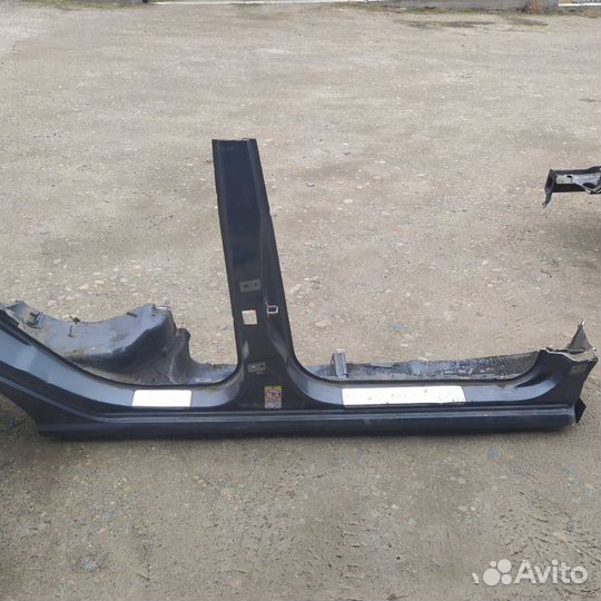 Центральная стойка кузова правая Skoda Fabia