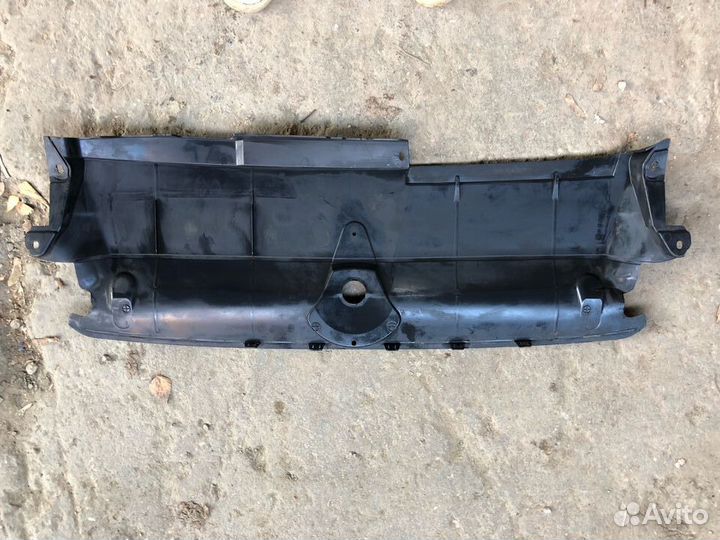 Накладка замка капота Audi A6 C8