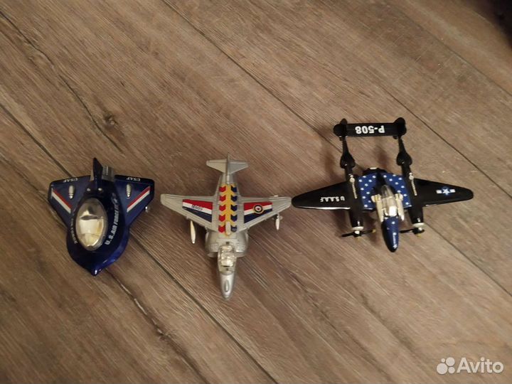 Три военных самолёта