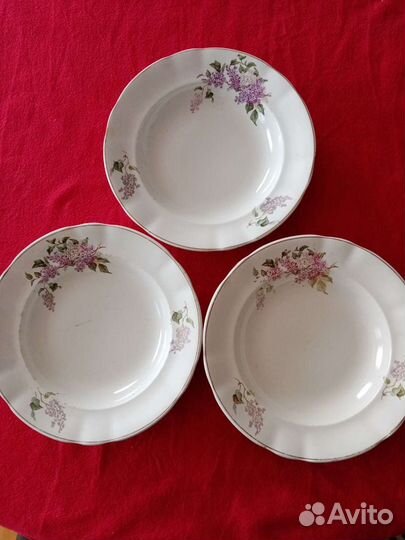 Тарелка советская с сиренью. Красный фарфорист