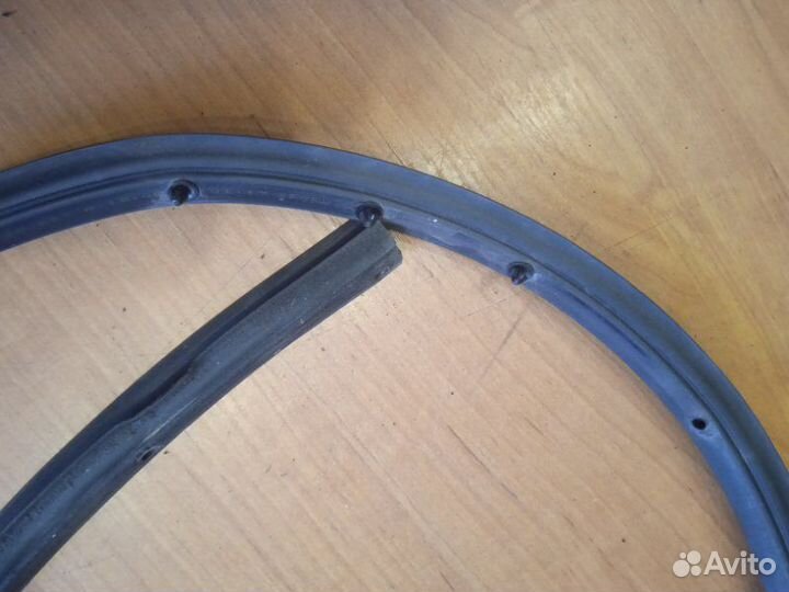 Уплотнитель двери нижний задний левый Volkswagen