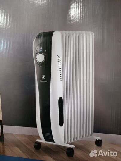 Масляный обогреватель новый Electrolux EOH/M 5221N