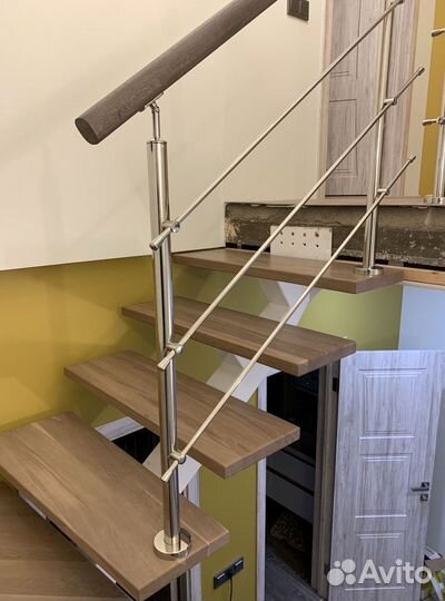 Лестница на металлокаркасе с поворотом