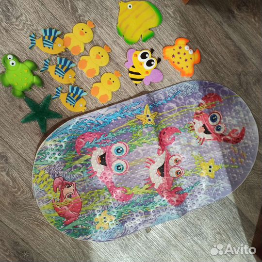 Противоскользящий коврик в ванну