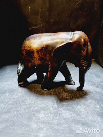 Небольшой слон, из ценных пород дерева. Из минусов