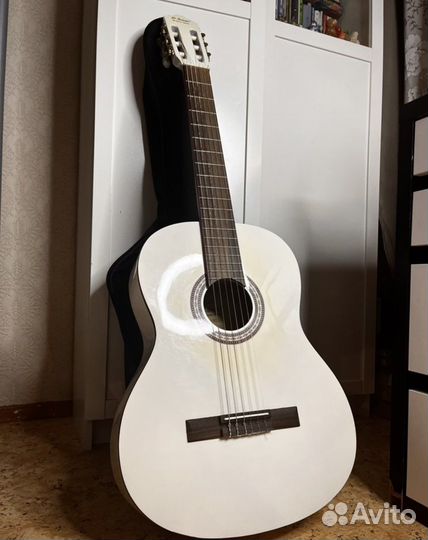 Классическая гитара новая с чехлом