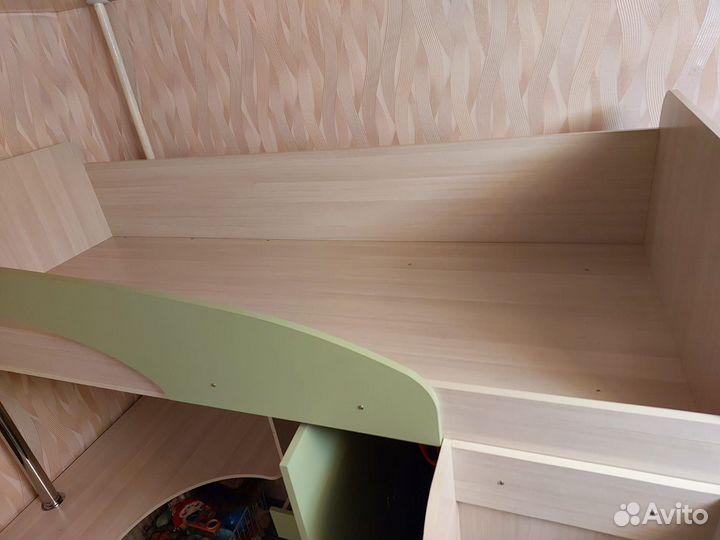 Детский школьный уголок с кроватью