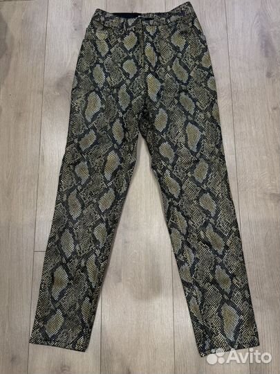 Джинсы со змеиным принтом