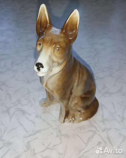 Фарфоровая статуэтка собаки 