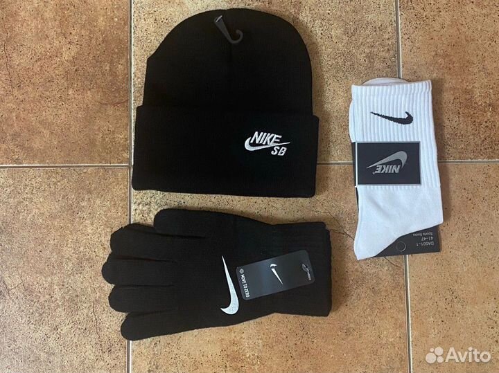 Черная шапка и черные перчатки nike