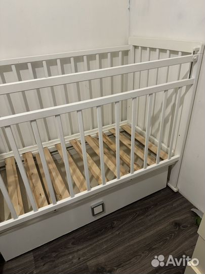 Детская кроватка с маятником и ящиком