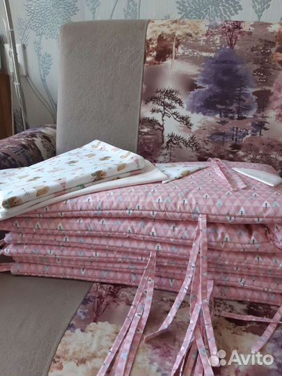 Бортики в кроватку + комплект постельного белья