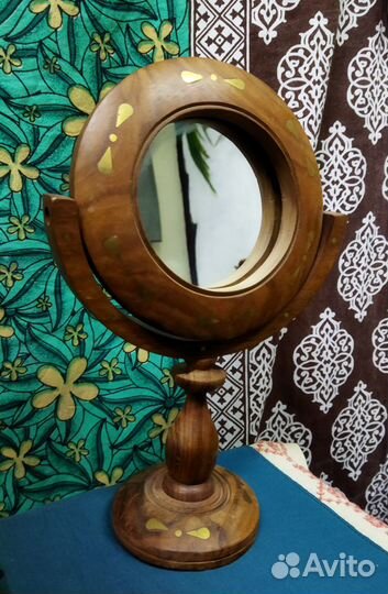 Зеркало в деревянной раме с инкрустацией. Индия