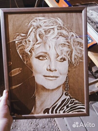 Выжженный портрет на дереве