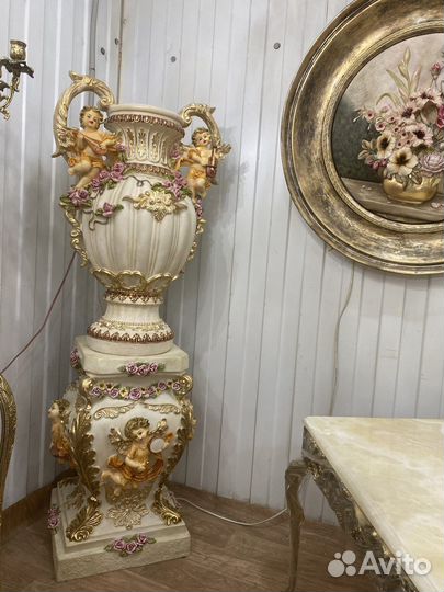 Подставка с вазой