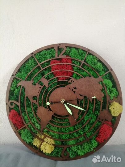 Часы из стабилизированного мха