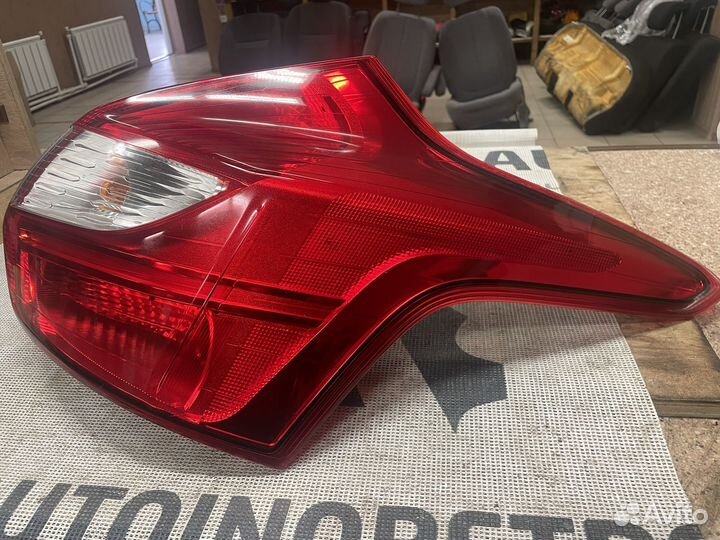 Фонарь правый Ford Focus 3 хэтчбек 1825319