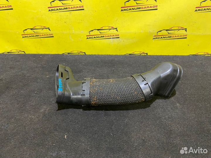 Патрубок воздушного фильтра правый Mercedes 207