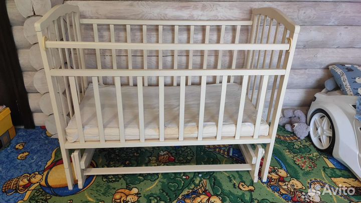 Детская кроватка с маятником