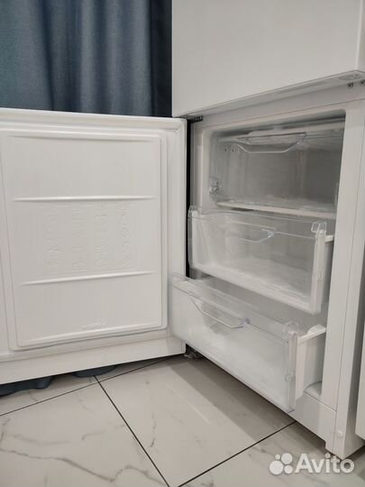 Холодильник с морозильником Indesit DS 318 W белый