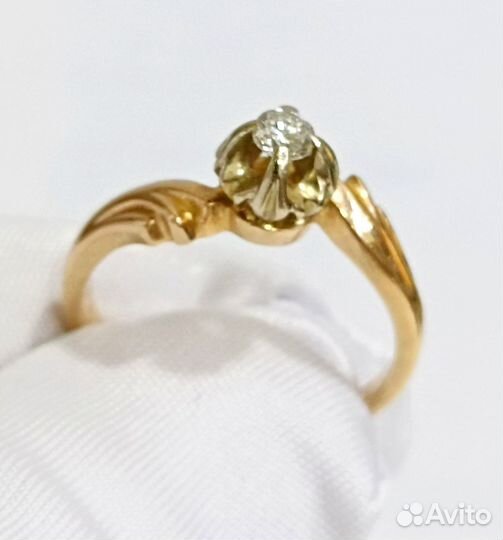 Кольцо с природным камнем Золото