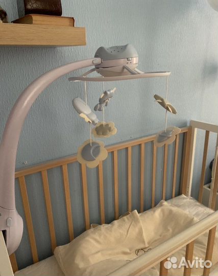 Мобиль на детскую кроватку Infantino с проектором