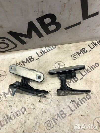 Петля двери передняя левая Mercedes S-Class W221
