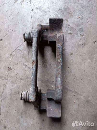 Скоба переднего левого суппорта Mercedes A140