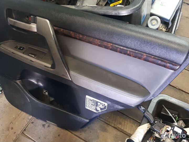 Задняя правая обшивка двери на ленд крузер 200