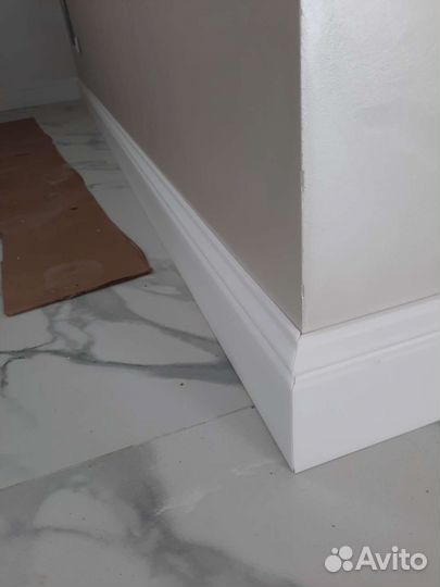 Укладка ламината, плинтусов мдф и полиэстера