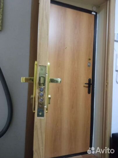 Дверь входная деревянная