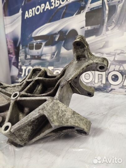 Кронштейн генератора Volkswagen Passat B5